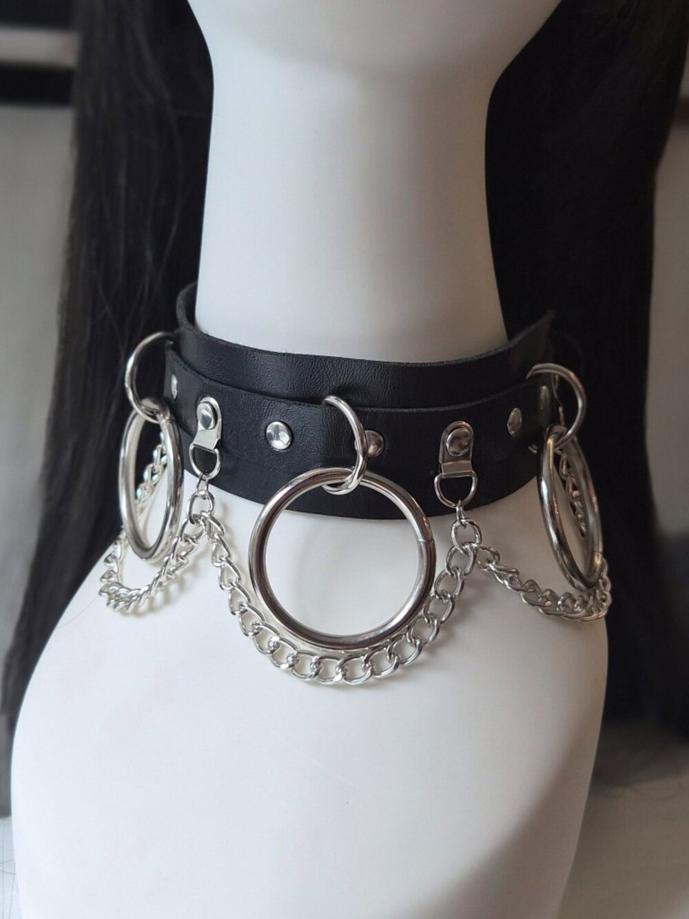 Fake leather choker with metal chains and rings